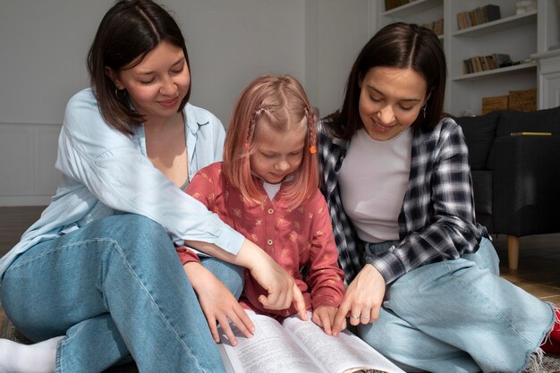 Las mamás pasan tiempo junto con su hija en el interior.