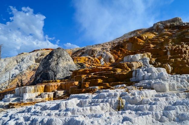 Mammoth Hot Springs en Yellowstone, Wyoming, Estados Unidos