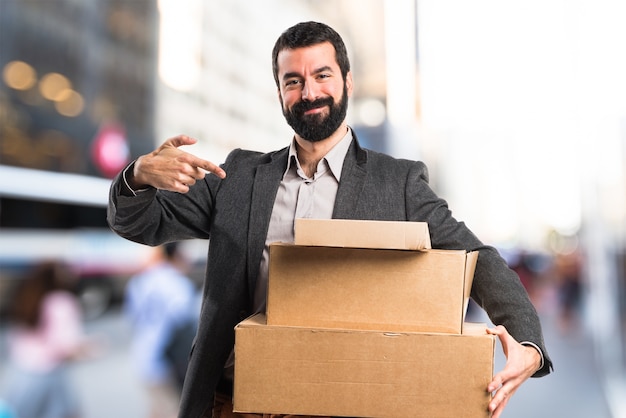 Man holding cajas