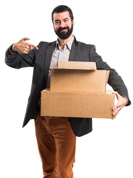Man holding cajas