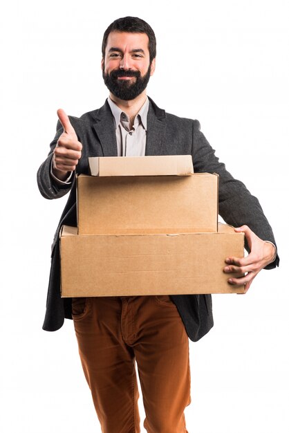 Man holding cajas