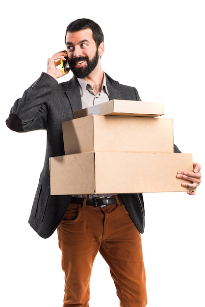 Man holding cajas