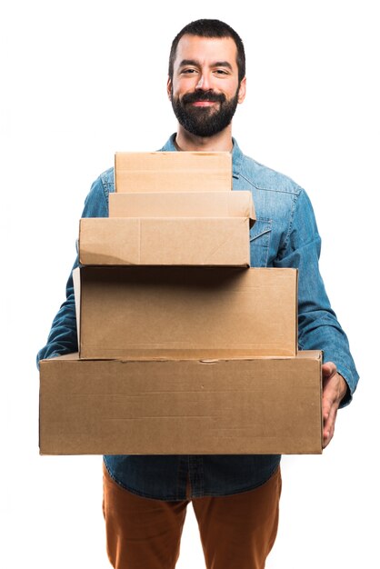 Man holding cajas