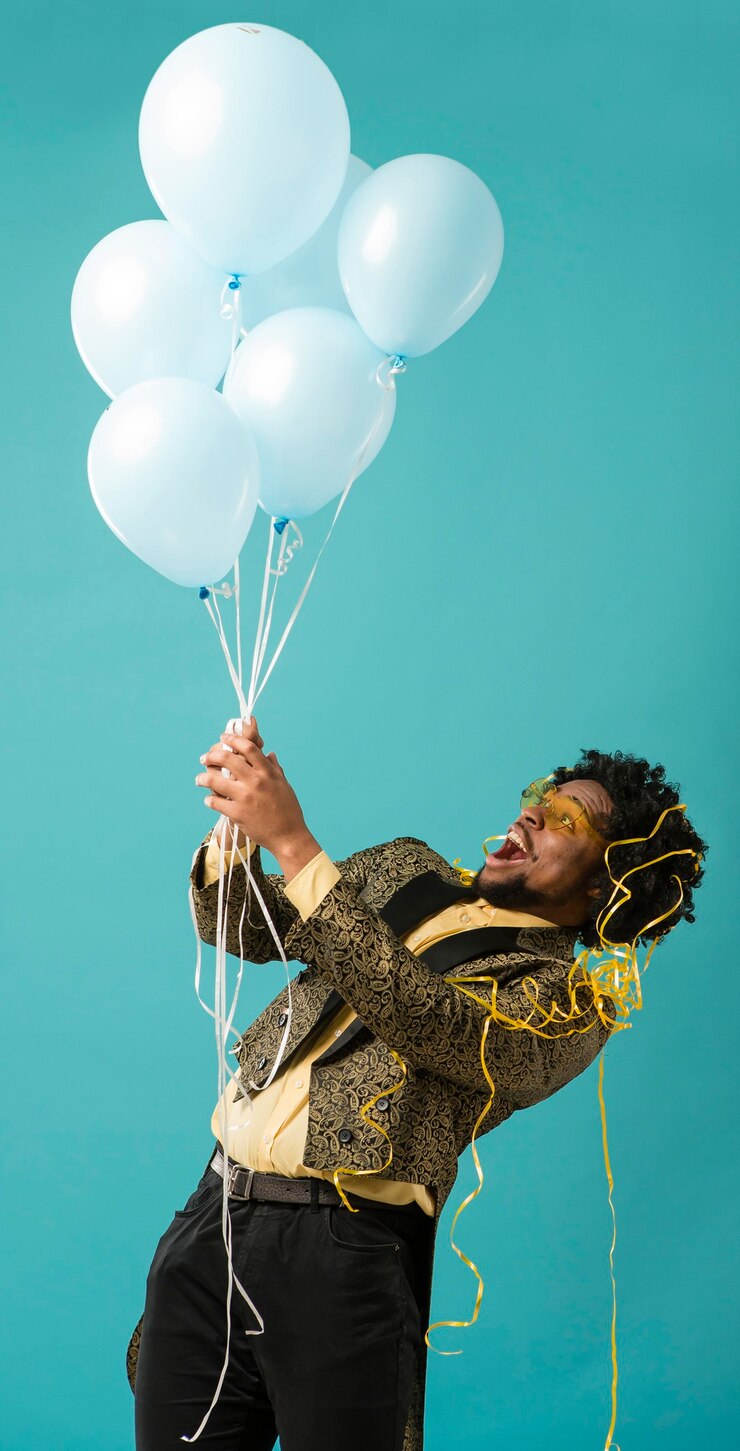 Photo Gratis man in suit and sunglasses at party with balloons portrait