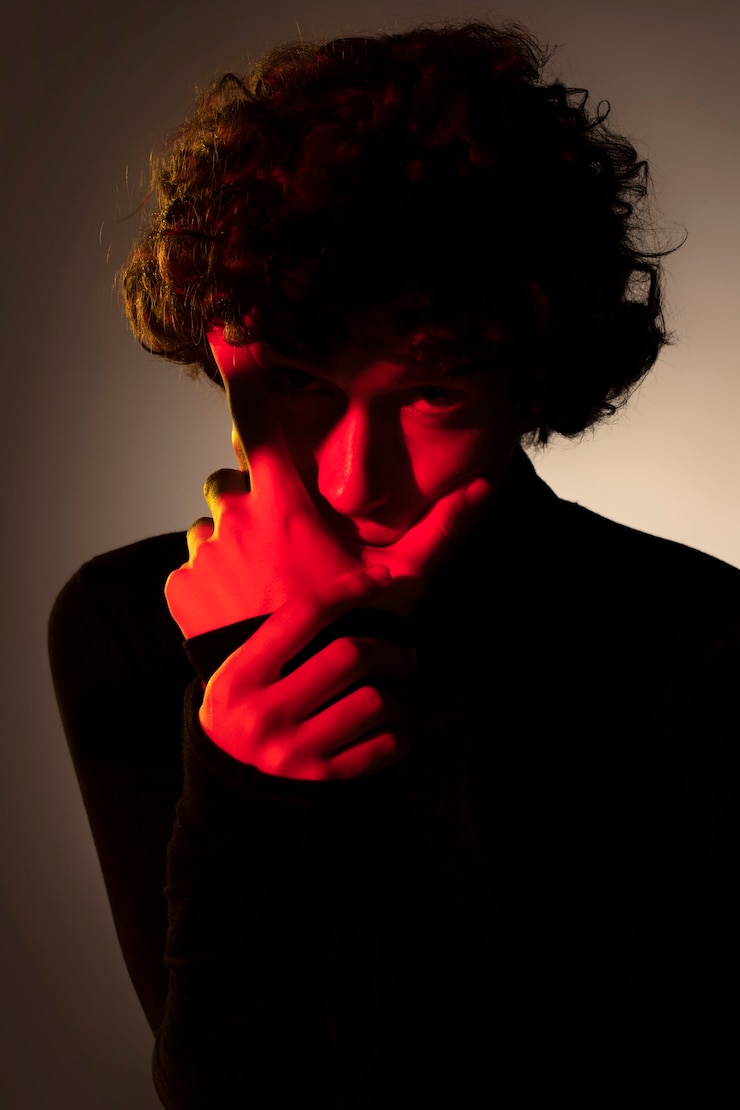 Photo Gratis man posing in studio high angle