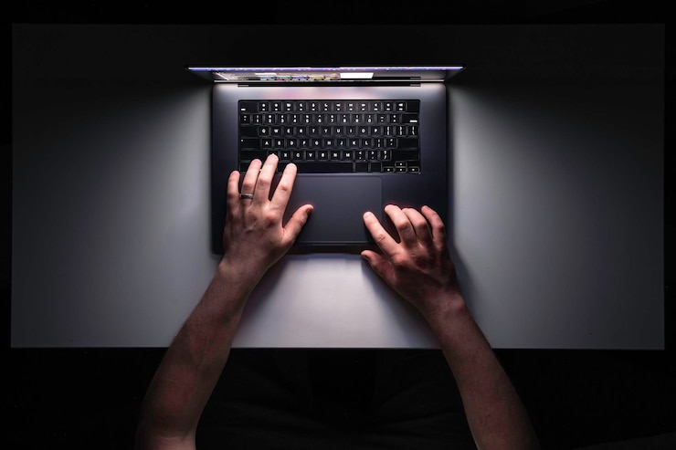 Photo Gratis man using laptop at night workplace top view