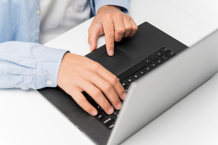 Photo Gratis man working on energy innovations on his laptop