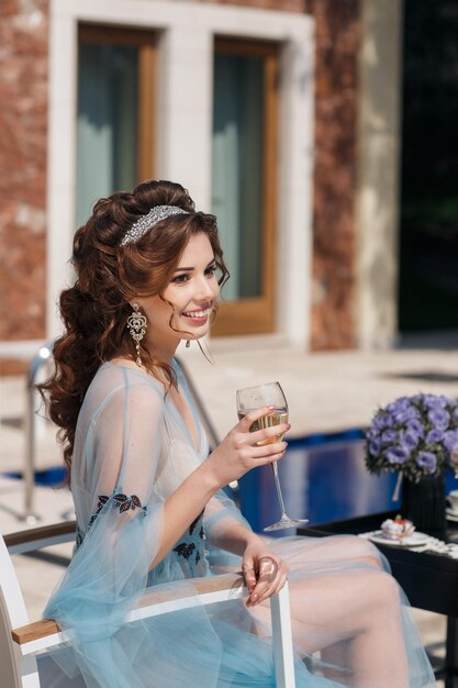 mañana de boda mujer y hombre de lujo antes de la boda en un hotel cerca de la piscina