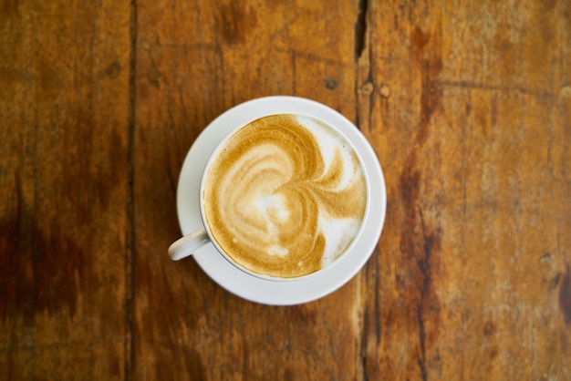 mañana café con leche taza de madera macro