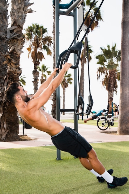 Mañana conjunto de ejercicios de pullups en el parque