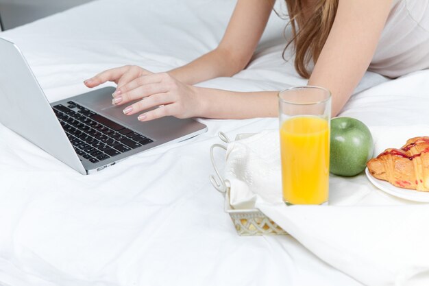 La mañana y el desayuno de la hermosa joven.