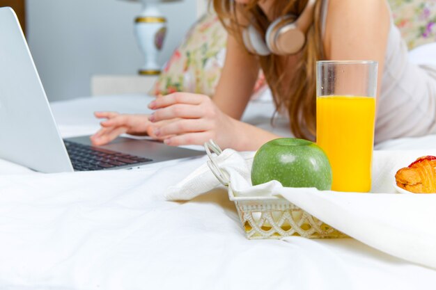 La mañana y el desayuno de la hermosa joven.