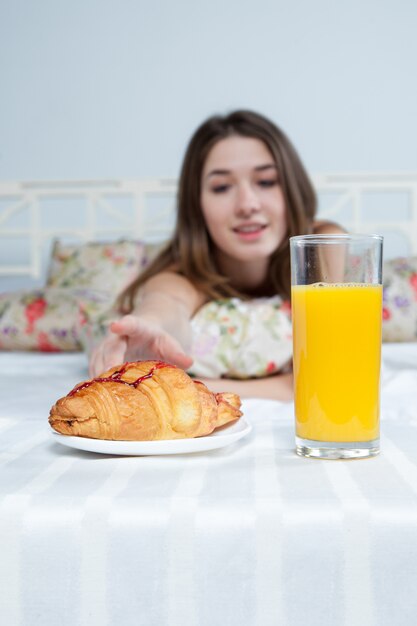 mañana y desayuno de niña hermosa