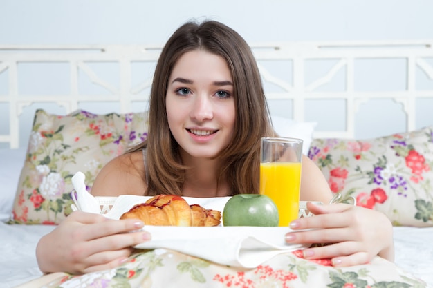 Mañana y desayuno de niña hermosa