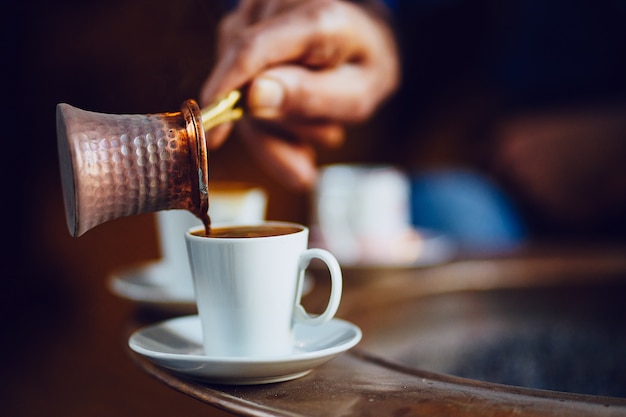 mañana con la elaboración de café turco