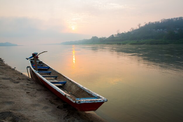 La mañana del lago con el barco