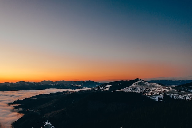 Mañana en la montaña. Ucrania de los Cárpatos, vista aérea.