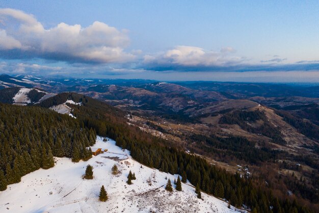 Mañana en la montaña. Ucrania de los Cárpatos, vista aérea.