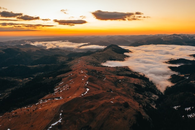 Mañana en la montaña. Ucrania de los Cárpatos, vista aérea.