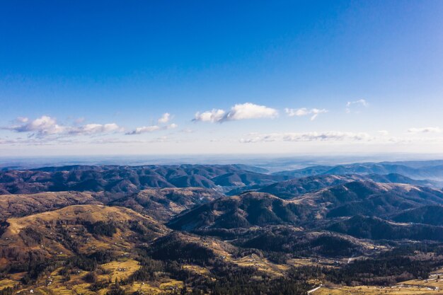 Mañana en la montaña. Ucrania de los Cárpatos, vista aérea.