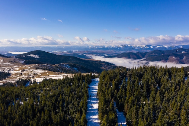 Mañana en la montaña. Ucrania de los Cárpatos, vista aérea.