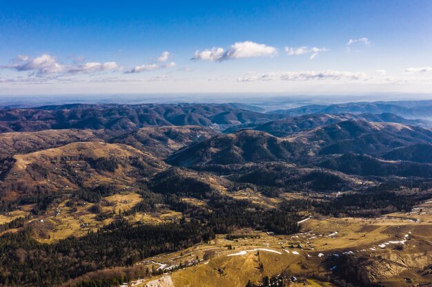 Mañana en la montaña. Ucrania de los Cárpatos, vista aérea.