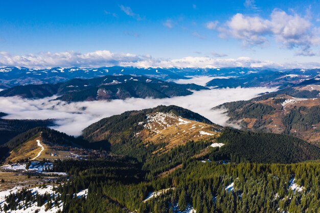 Mañana en la montaña. Ucrania de los Cárpatos, vista aérea.