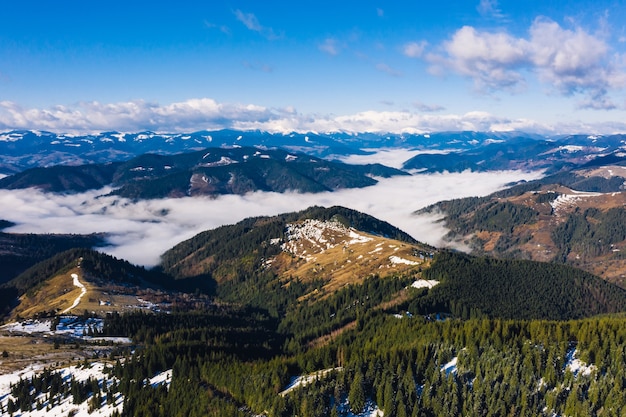 Mañana en la montaña. Ucrania de los Cárpatos, vista aérea.