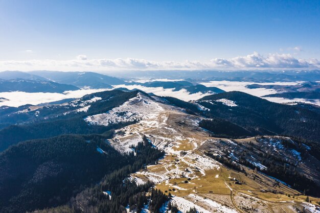 Mañana en la montaña. Ucrania de los Cárpatos, vista aérea.