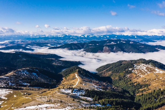 Mañana en la montaña. Ucrania de los Cárpatos, vista aérea.