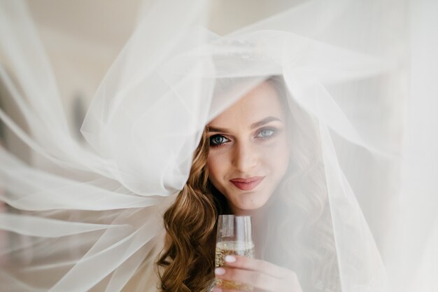 La mañana de la novia Boda de bellas artes. Novia feliz