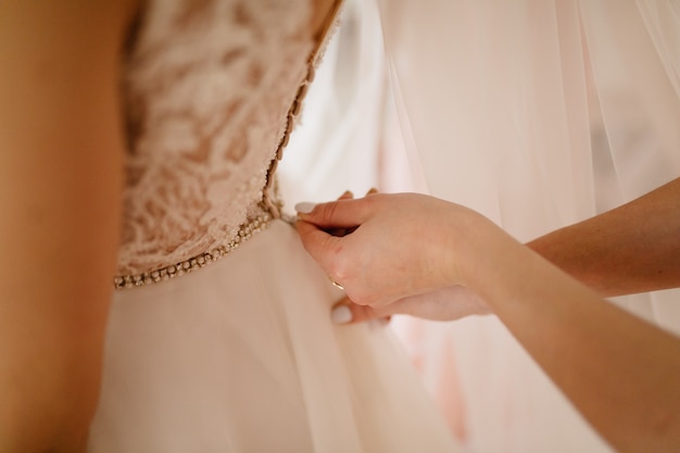 La mañana de la novia Boda de bellas artes. Novia feliz