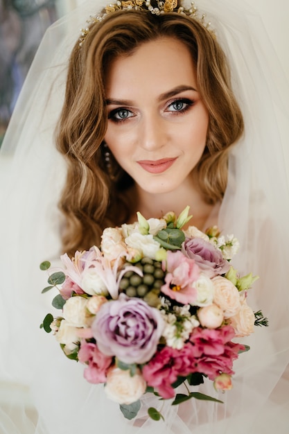 La mañana de la novia Boda de bellas artes. Novia feliz