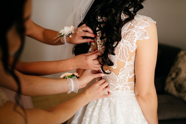 Mañana de la novia cuando ella lleva un hermoso vestido.