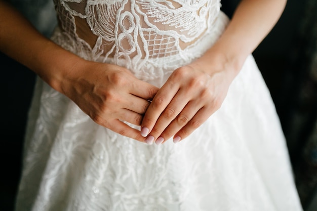 Mañana de la novia cuando ella lleva un hermoso vestido.