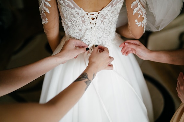 Mañana de la novia cuando ella lleva un hermoso vestido.