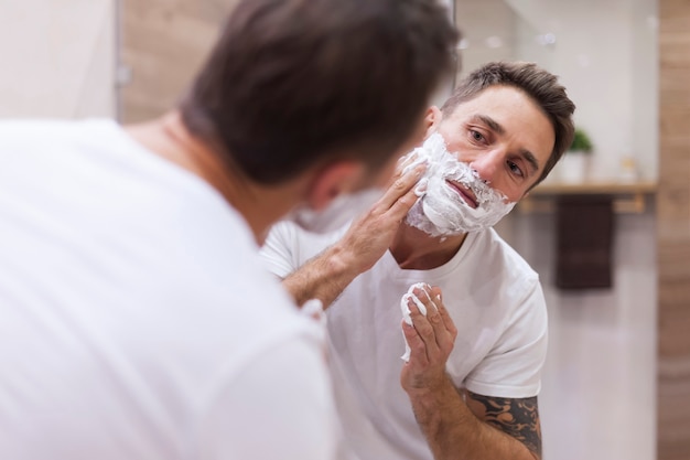 Foto gratuita mañana preparándose en el baño para el día.