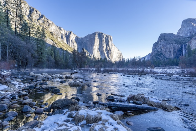 Mañana en el valle de Yosemite en invierno