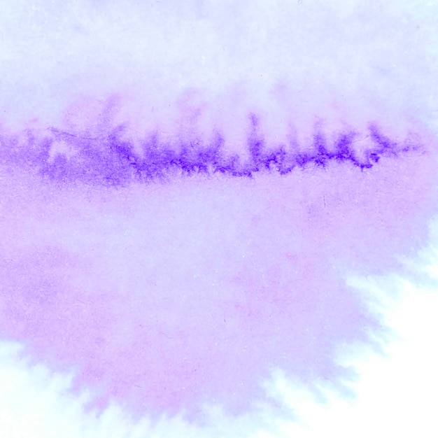 Mancha de acuarela abstracta expresiva con toques de color púrpura.