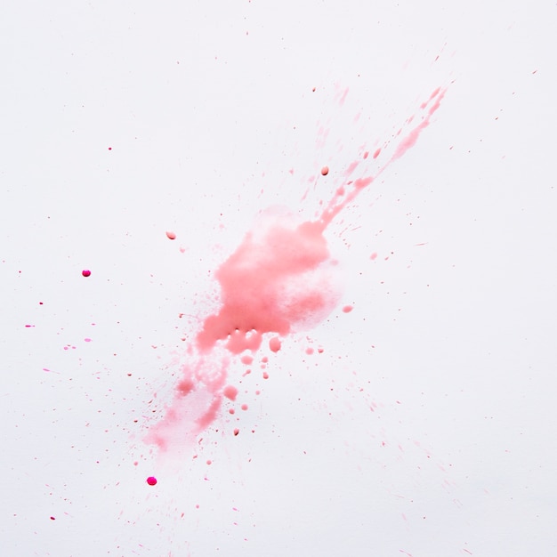 Mancha de acuarela rosa claro en blanco