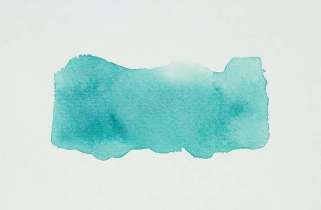 Mancha de aguamarina de pinturas sobre papel blanco.