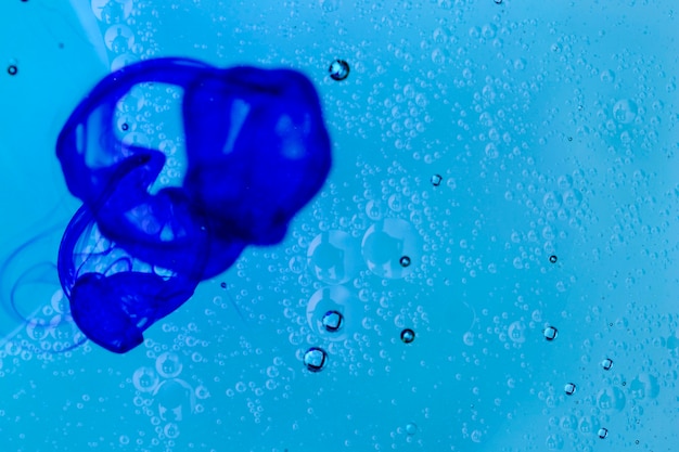 Mancha azul contrastada en la superficie del agua.