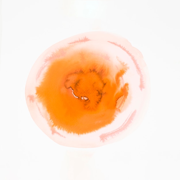 Una mancha de color naranja agua sobre fondo blanco
