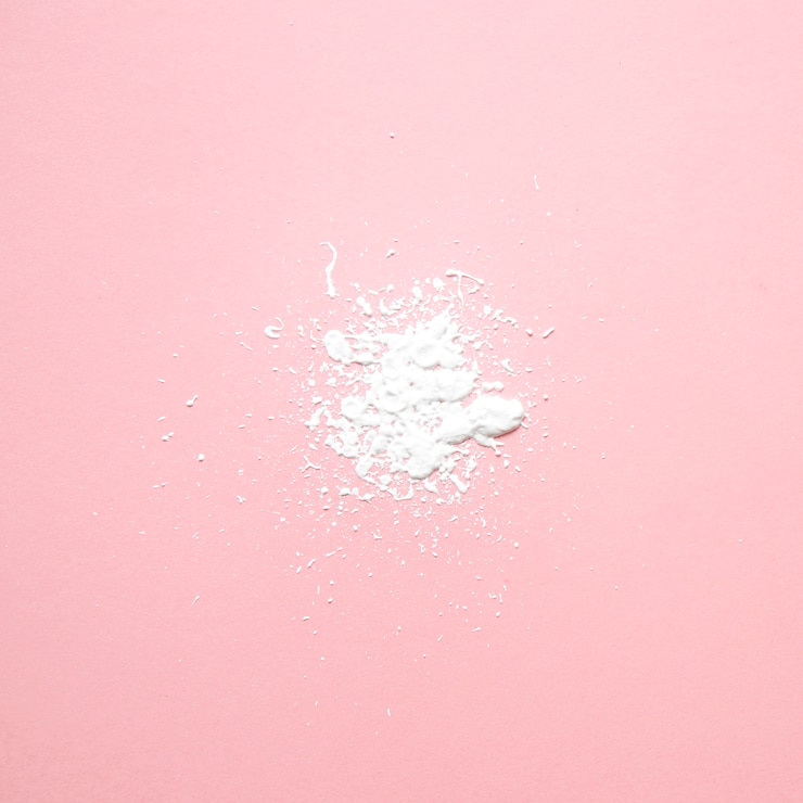 Foto gratuito mancha de pintura blanca en rosa