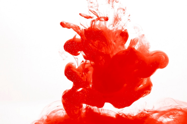 Foto gratuito mancha de pintura roja en el agua