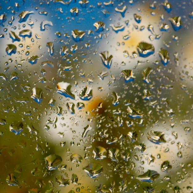 manchado de lluvias húmedas gotas de agua brillantes