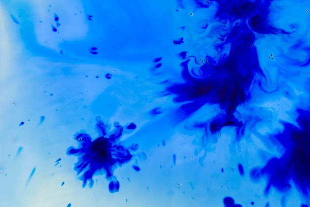 Foto gratuita manchas de aguamarina en pintura rígida azul
