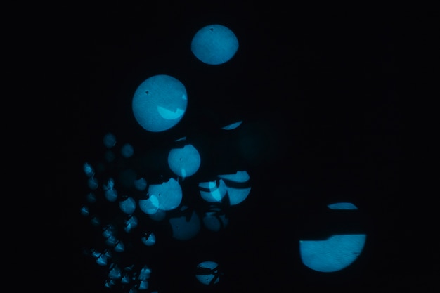 Manchas azules de luz