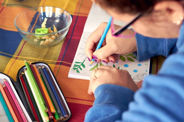 Mandalas de pintura femenina para combatir el estrés