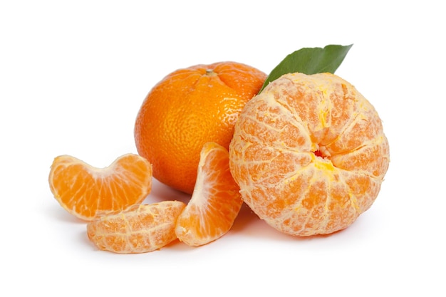 Mandarina aislado sobre fondo blanco.